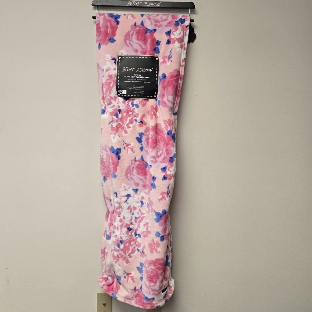 Betsy Johnson Floral Twin XL Ultra Soft Plush Throw Blanket Pink Blue